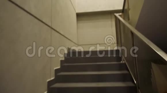 带有木制扶手的现代白色楼梯办公楼的楼梯视频的预览图