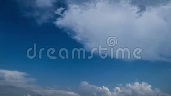 经典的时光流逝的云晴朗的蓝天视频的预览图