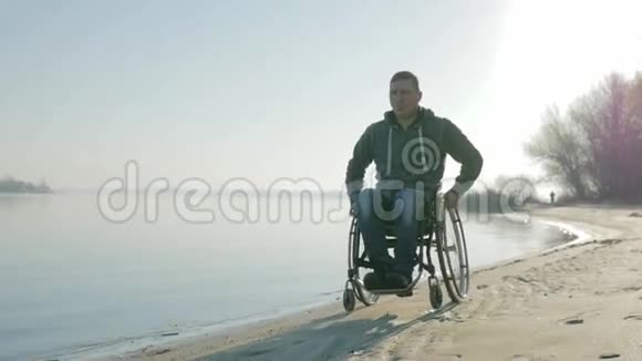 残疾人坐轮椅沿着海堤画像视频的预览图