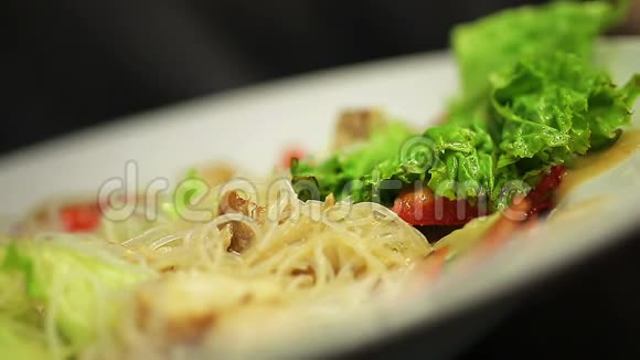 盘子里的美味沙拉的极致特写镜头人们在咖啡馆吃午餐视频的预览图