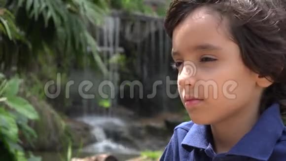 在瀑布的西班牙裔男孩视频的预览图