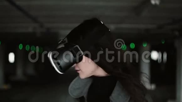 年轻女子挥舞着头发在停车处使用虚拟现实眼镜穿着VR耳机玩得很开心的女孩4K视频的预览图