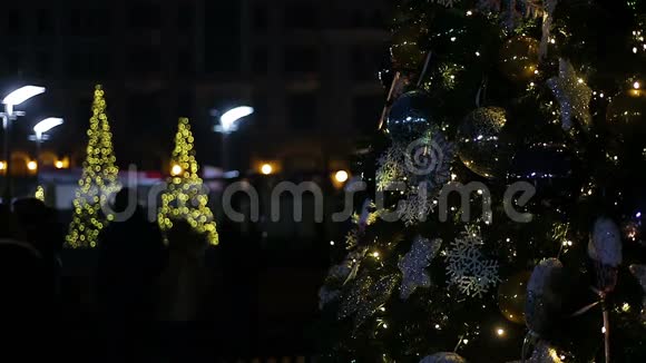 在大城市中心广场的喜庆之夜装饰着美丽的新年树视频的预览图