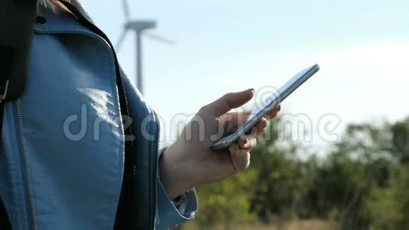 风车农场女孩用手机近距离拍摄视频的预览图