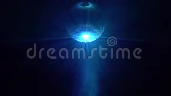 在烟雾黑色背景上带有反射运动光线的迪斯科球旋转视频的预览图