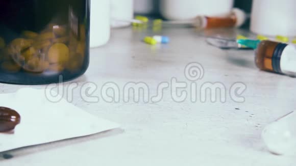 慢动作胶囊和药片落在桌子上视频的预览图