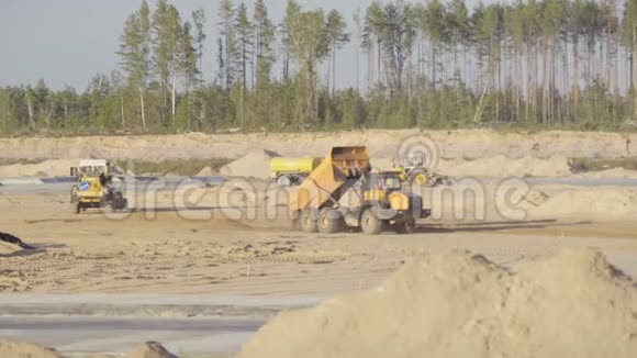 大型采石场自卸汽车骑行翻斗车在施工现场卸砂机场跑道道路高速公路视频的预览图