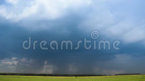 雷雨来临前天空中的雨云美丽的暴风雨景观视频的预览图