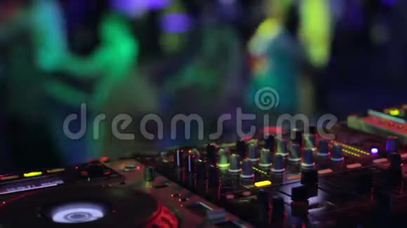 夜店音响工程师控制水平跳舞人群的闪光灯视频的预览图
