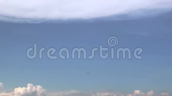 天空中的飞机广射晴朗的天气蓝天和云彩好的气氛视频的预览图