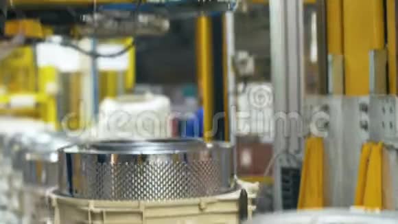 工厂自动设备生产洗衣机桶视频的预览图