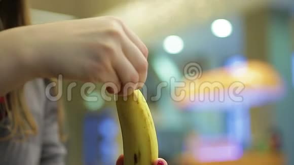 女青年吃香蕉午休时吃健康零食视频的预览图