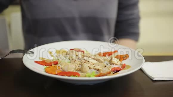 年轻女士吃开胃的鸡肉和蔬菜沙拉保持健康的饮食视频的预览图
