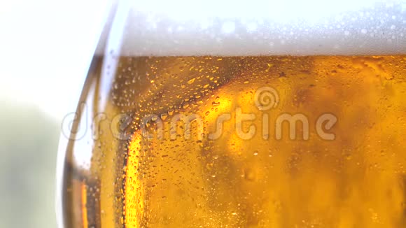 金色的新鲜啤酒正在涌入形成波浪和气泡视频的预览图