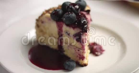 用香草奶油和蓝莓切制自制蛋糕视频的预览图
