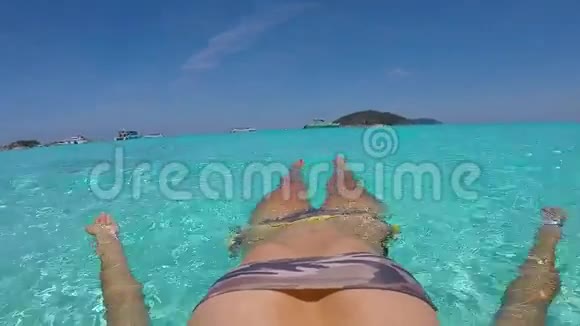 年轻女子在清澈的蓝水中放松第一人称视角戈普罗高清慢速运动泰国安达曼海视频的预览图