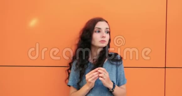 一位留着红色头发的美丽忧郁女孩的肖像视频的预览图