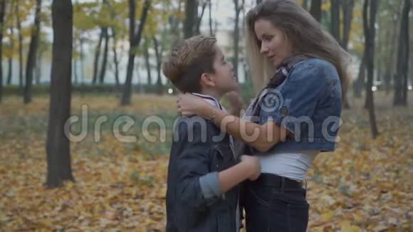 妈妈和儿子在秋天公园自拍视频的预览图