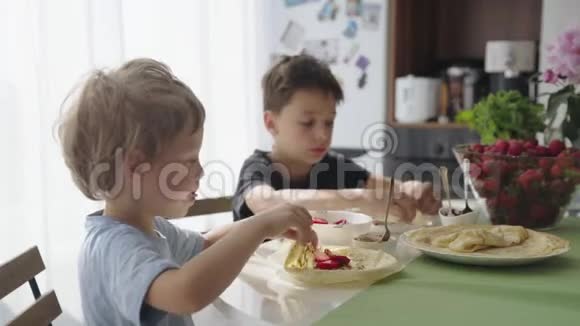 孩子们把草莓卷成薄饼孩子们吃煎饼视频的预览图