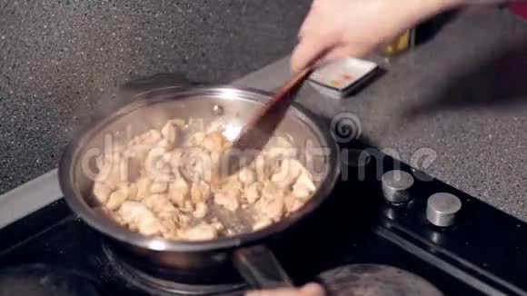 当厨师翻着锅搅拌着一份斯里兰卡咖喱鸡肉时关上煎锅印度食品传统食品视频的预览图