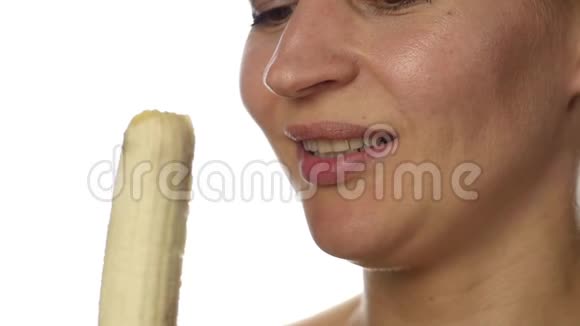 吃香蕉的年轻女人健康的食物和节食的概念慢动作视频的预览图