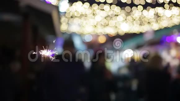 为庆祝新年而设的冬季街头节日人们的剪影不清晰视频的预览图