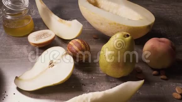 靠近水果的桌子上放着水果沙面碗视频的预览图
