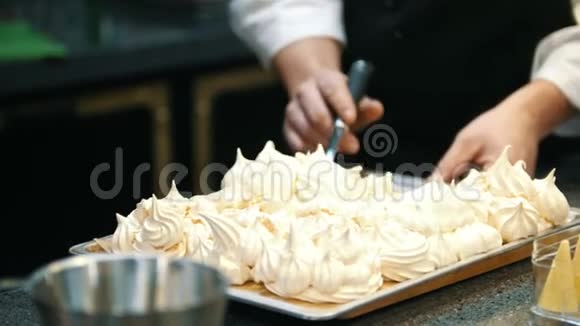 厨师把甜点放在盘子里甜蜜的巴甫洛娃蛋糕视频的预览图