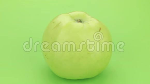 旋转成熟的绿色苹果孤立视频的预览图