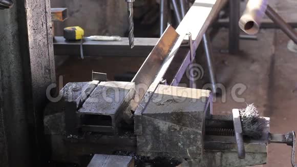 戴手套的男性在工厂的钢筋上钻孔视频的预览图