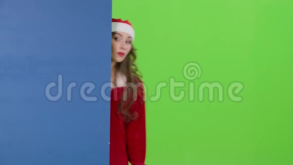圣诞老人助理看着外面的蓝板伸出大拇指绿色屏幕视频的预览图