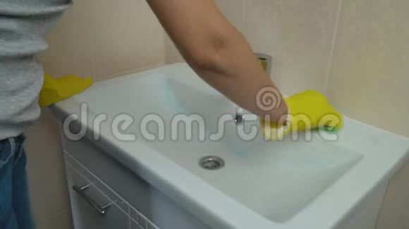 女生洗洗脸盆洗手盆视频的预览图