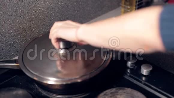 当厨师翻着锅搅拌着一份斯里兰卡咖喱鸡肉时关上煎锅印度食品传统食品视频的预览图