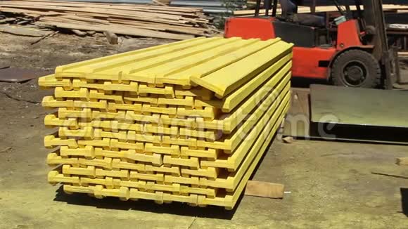 锯木厂建筑工地用黄色油漆的木制覆盖层视频的预览图