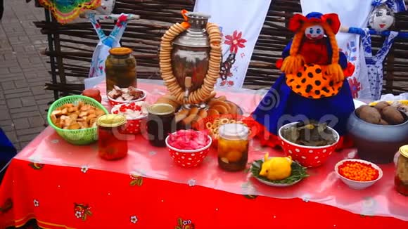 什罗夫星期二的传统食物马崔什卡果酱百吉饼视频的预览图