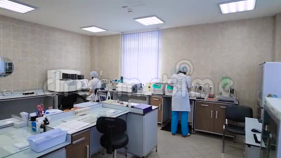 实验室有人工作不同设备和专家工作的临床实验室内镜头视频的预览图