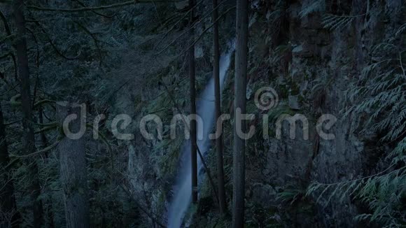 傍晚的瀑布落山视频的预览图