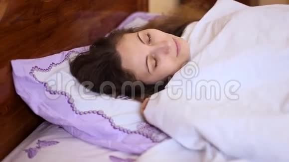 女人从睡梦中醒来视频的预览图