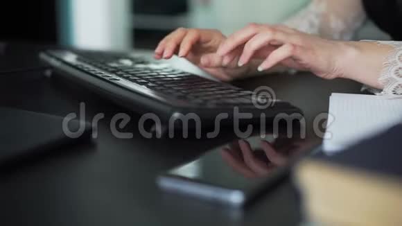 电脑键盘上的女子打字特写视频的预览图