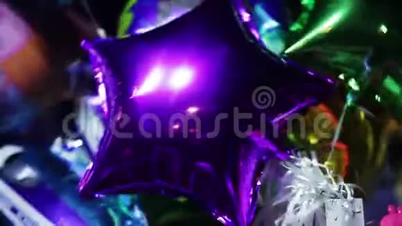 在庆祝晚会上许多明亮的气球创造了快乐的气氛视频的预览图