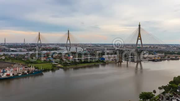 普密蓬大桥的时间推移是泰国最美丽的桥梁之一也是曼谷地区的风景视频的预览图