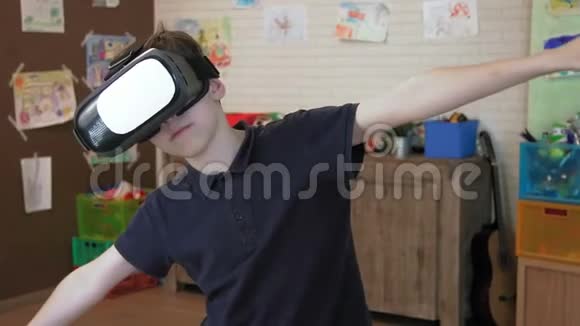 使用虚拟现实耳机飞行的可爱男孩视频的预览图