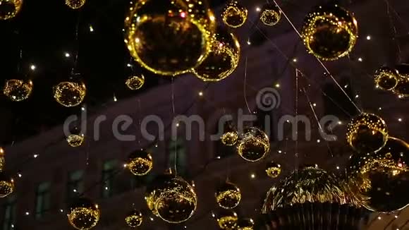 户外闪耀着神奇的闪烁灯光圣诞街饰视频的预览图