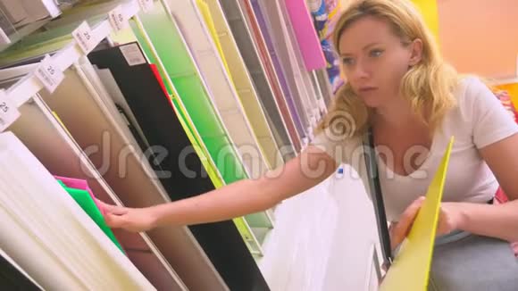 五颜六色的艺术品在一个文具店里出售女人在商店里选择一张彩色纸视频的预览图