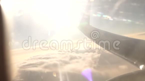 飞机机翼和美丽的太阳光束的视图视频的预览图