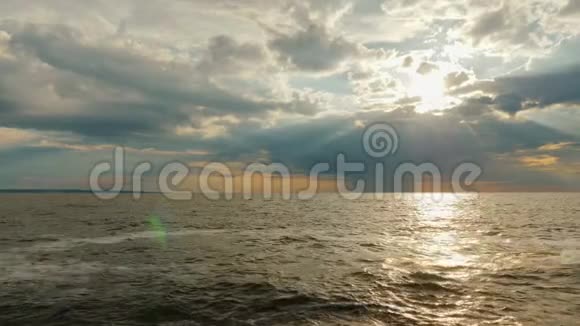 令人难以置信的海上日落阳光从雷鸣般的乌云中闪耀视频的预览图