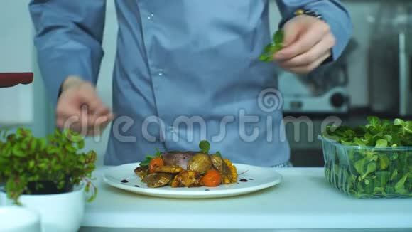 装饰猪肉菜的食品设计师服务员为顾客提供食物视频的预览图