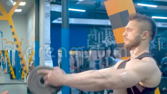 健美运动员做二头肌练习视频的预览图