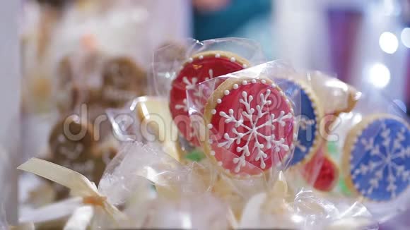 圣诞快乐饼干在零售商店出售不错的节日礼物给朋友视频的预览图