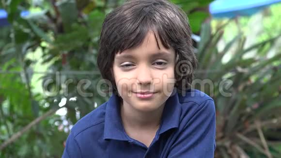 普雷特恩西班牙裔男孩在大自然中微笑视频的预览图